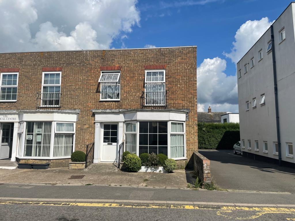 Lot: 119 - MIXED COMMERCIAL & RESIDENTIAL PROPERTY WITH GARAGE - Brick built end of terrace property with shop on the ground floor